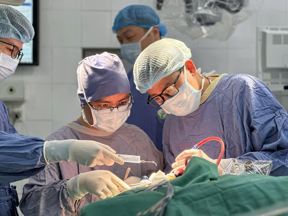 Lần đầu tiên đặt điện cực định vị vùng chức năng trong phẫu thuật u thần kinh đệm lan tỏa